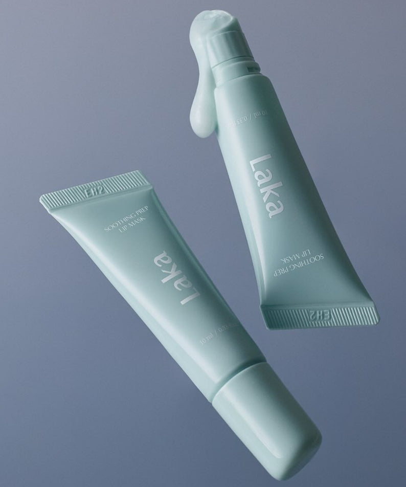 LAKA Soothing Prep Lip Mask 10ml, tubes bleu-menthe sur fond bleu, vue produit LAKA, emballage soins lèvres