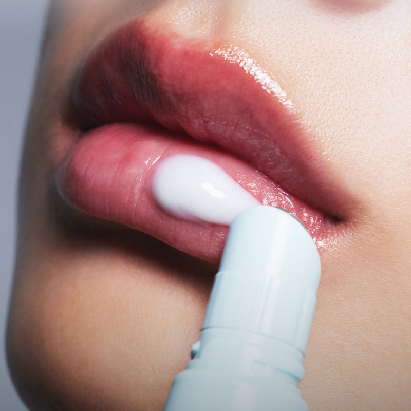 LAKA Soothing Prep Lip Mask 10ml : application crème apaisante sur lèvres, marque LAKA, gros plan visage.