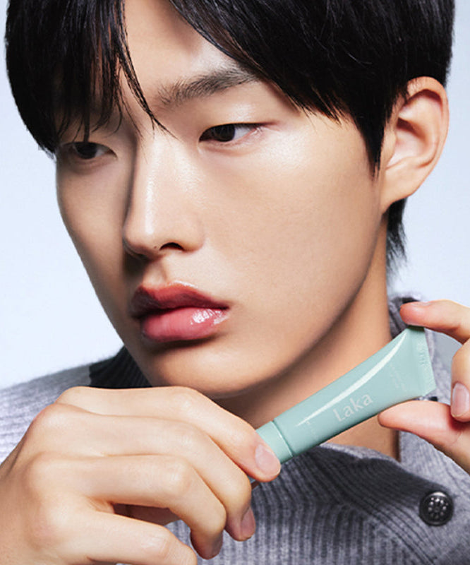 LAKA Soothing Prep Lip Mask 10ml : tube vert appliqué sur lèvres, homme en gros plan, marque LAKA sur le produit.