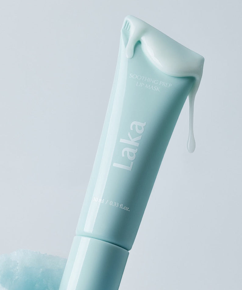 LAKA Soothing Prep Lip Mask 10ml, tube bleu clair de la marque LAKA, texture fondante sur fond bleu pastel.
