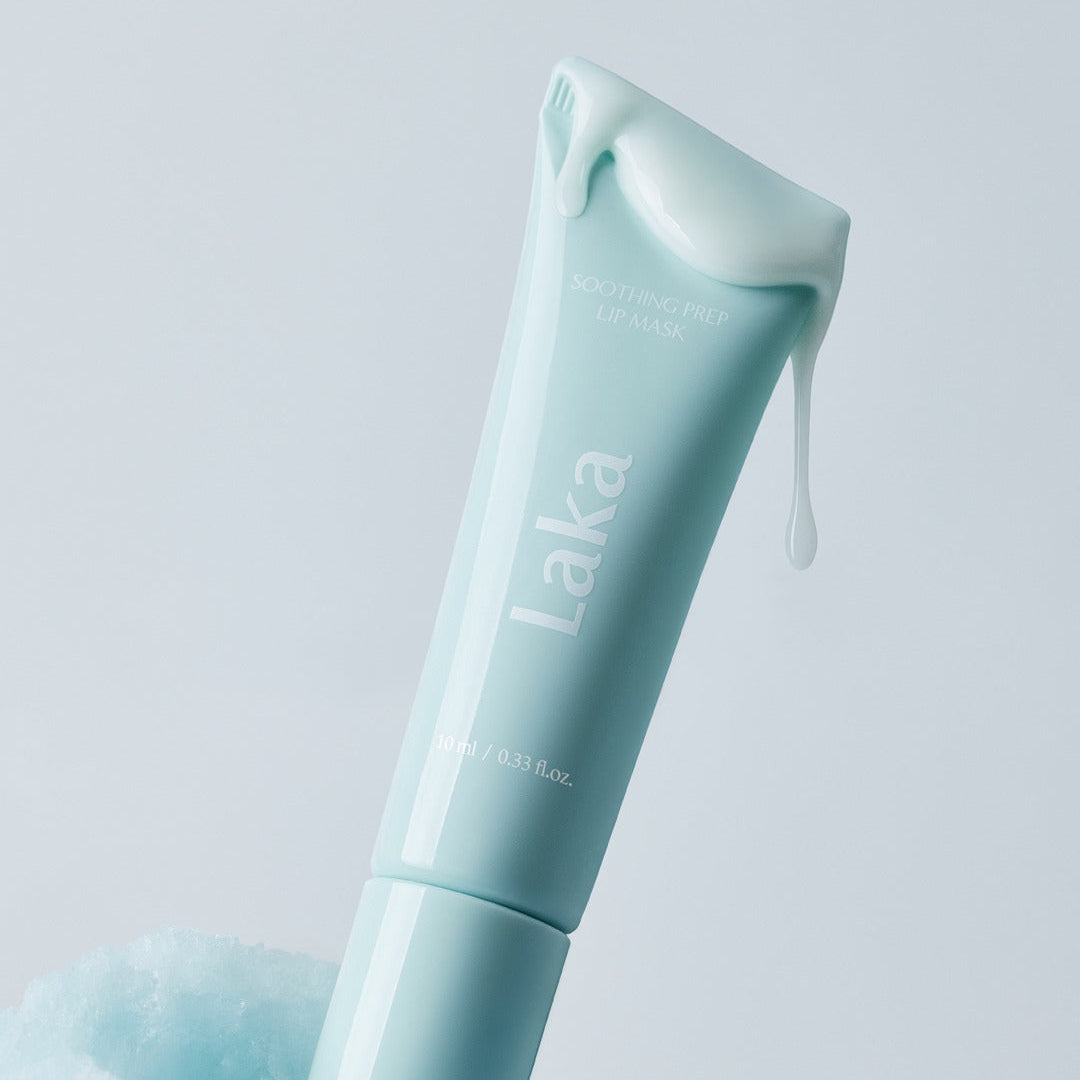 LAKA Soothing Prep Lip Mask 10ml, tube bleu clair de la marque LAKA, texture fondante sur fond bleu pastel.