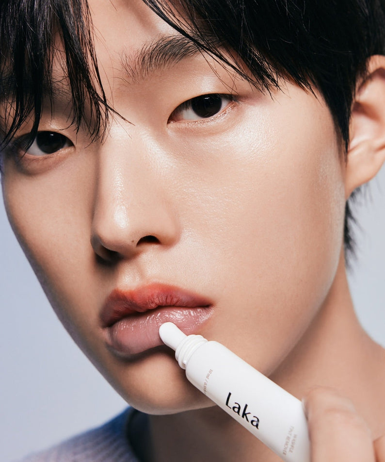 LAKA Washable Tint Remover 10ml, flacon sur fond clair, homme l’applique près de la bouche, marque LAKA en contexte beauté.