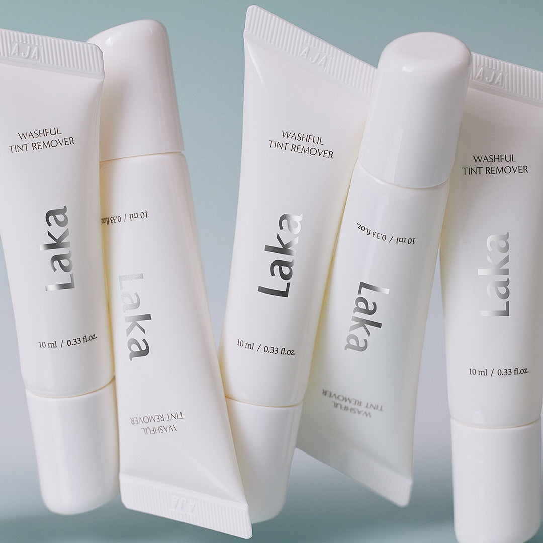 LAKA Washable Tint Remover 10ml, tubes cosmétiques LAKA sur fond bleu, étiquettes “Washful Tint Remover”.