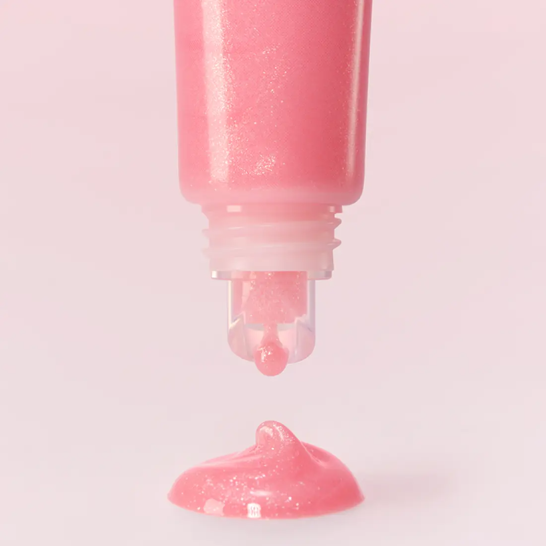 Décris l'image en français : LANEIGE Lip Glowy Balm (Milky Way/Pink Supernova) 10g, baume rose brillant en contexte studio