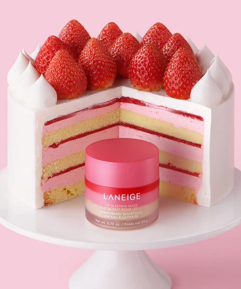 Décris l'image en français : LANEIGE Lip Sleeping Mask EX Strawberry Shortcake 20g, pot rose sur gâteau aux fraises.
