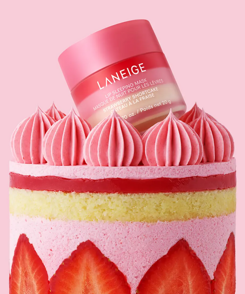 LANEIGE Lip Sleeping Mask EX Strawberry Shortcake 20g, pot rose sur gâteau fraise, image produit marque LANEIGE sur fond rose.
