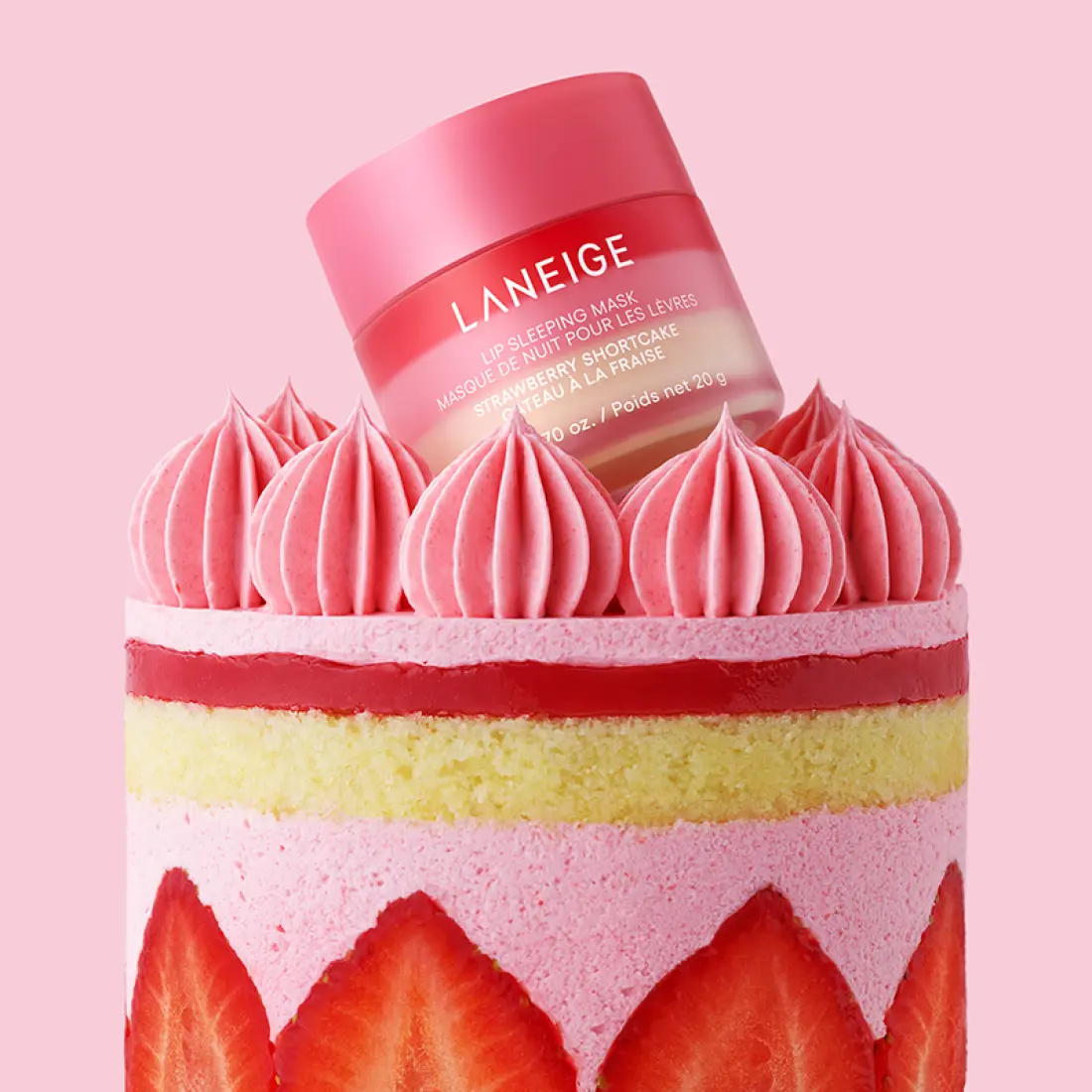 LANEIGE Lip Sleeping Mask EX Strawberry Shortcake 20g, pot rose sur gâteau fraise, image produit marque LANEIGE sur fond rose.