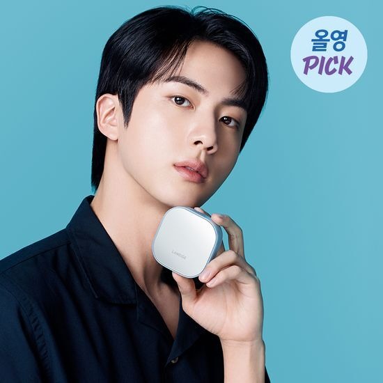 LANEIGE Neo Cushion Mewy 15g [Limited Edition] : homme tenant le boîtier, fond bleu, marque LANEIGE, visuel promo.