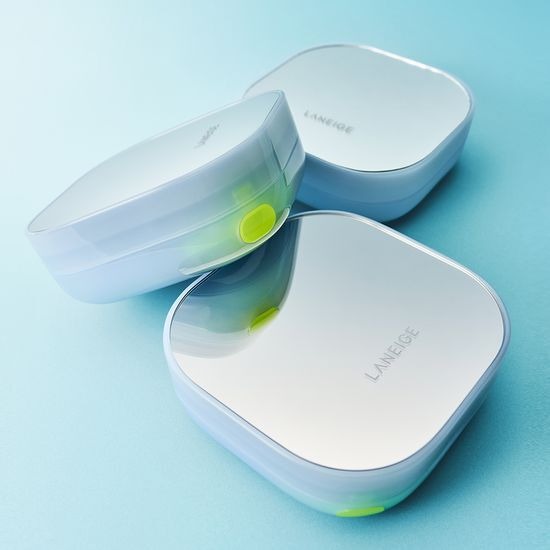 LANEIGE Neo Cushion Mewy 15g [Limited Edition] de la marque Laneige, boîtier bleu sur fond turquoise, vue rapprochée.