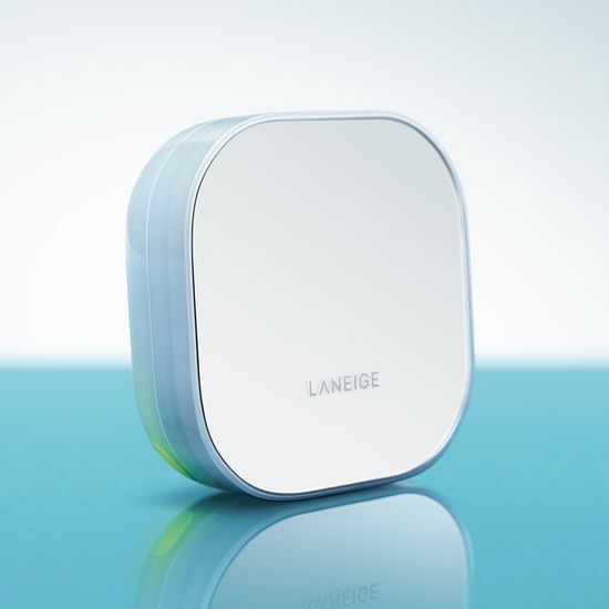 LANEIGE Neo Cushion Mewy 15g [Limited Edition], boîtier bleu et blanc sur fond bleu clair, ambiance visuelle minimaliste.