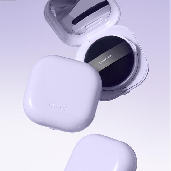 Décris l'image en français : LANEIGE Neo Tone Up Finish Powder 7g, boîte ouverte sur fond clair, marque LANEIGE