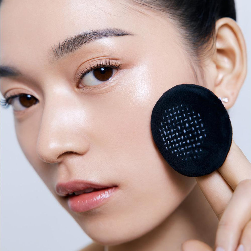LANEIGE Neo Tone Up Finish Powder 7g de la marque Laneige sur le visage, teinte lumineuse, poudrage et éponge noire