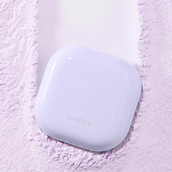 LANEIGE Neo Tone Up Finish Powder 7g, boîtier violet sur fond texturé lilas, produit beauté maquillage de la marque LANEIGE.