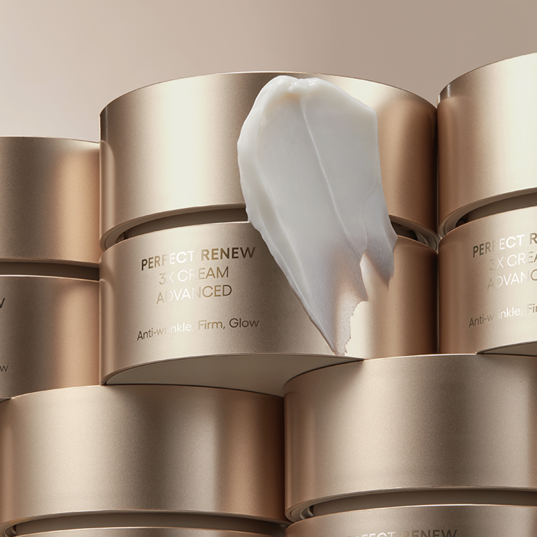 Décris l'image en français mentionnant LANEIGE Perfect Renew 3X Cream Advanced 50ml, crème anti-âge dans des pots beiges luxe.