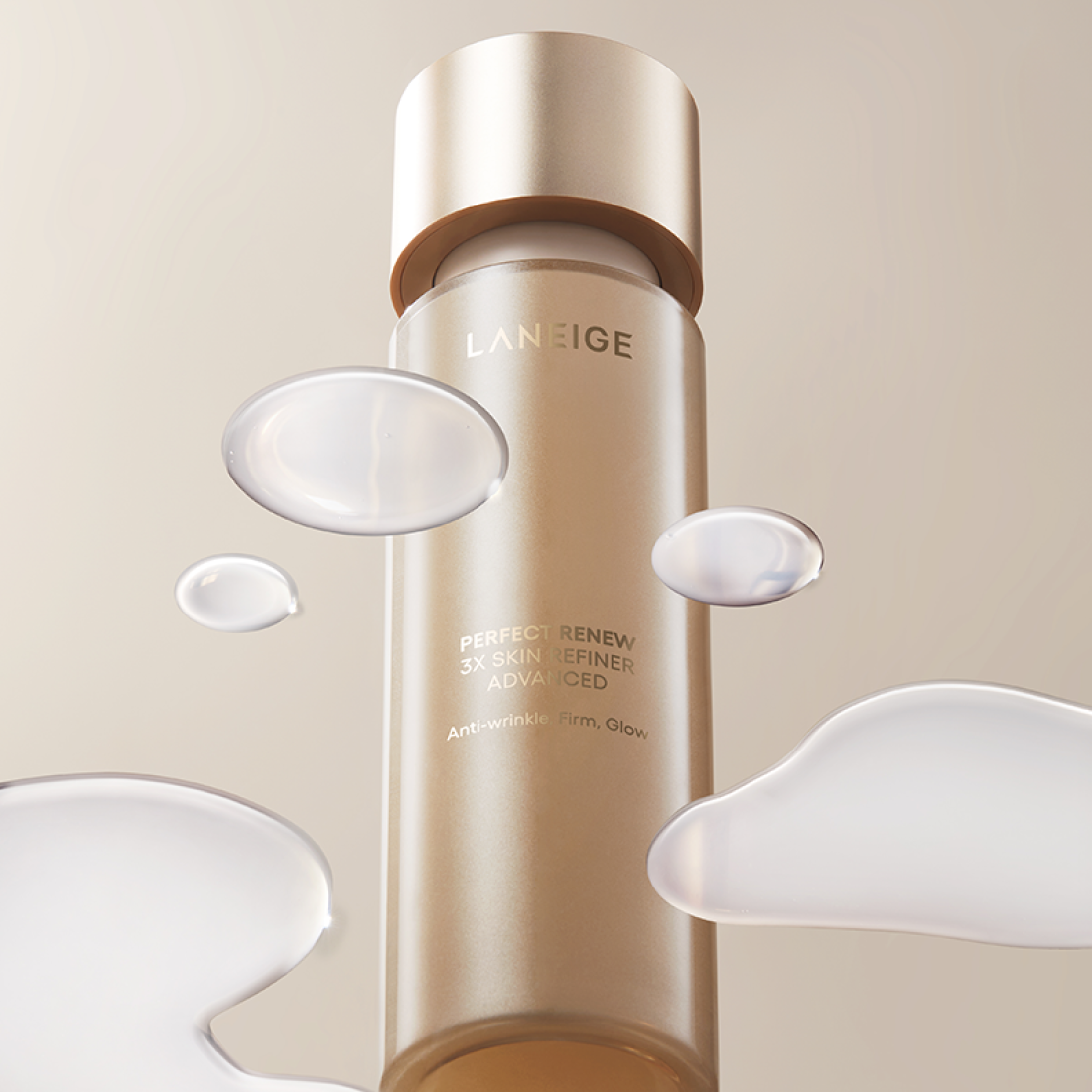 LANEIGE Perfect Renew 3X Skin Refiner Advanced 150ml, flacon de la marque LANEIGE, flacons et textures crème sur fond beige.