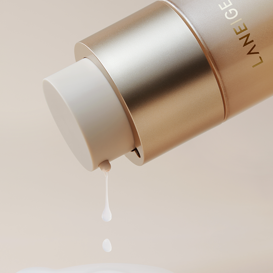 LANEIGE Perfect Renew 3X Skin Refiner Advanced 150ml : flacon beige premium, gouttes de sérum, contexte soin visage.