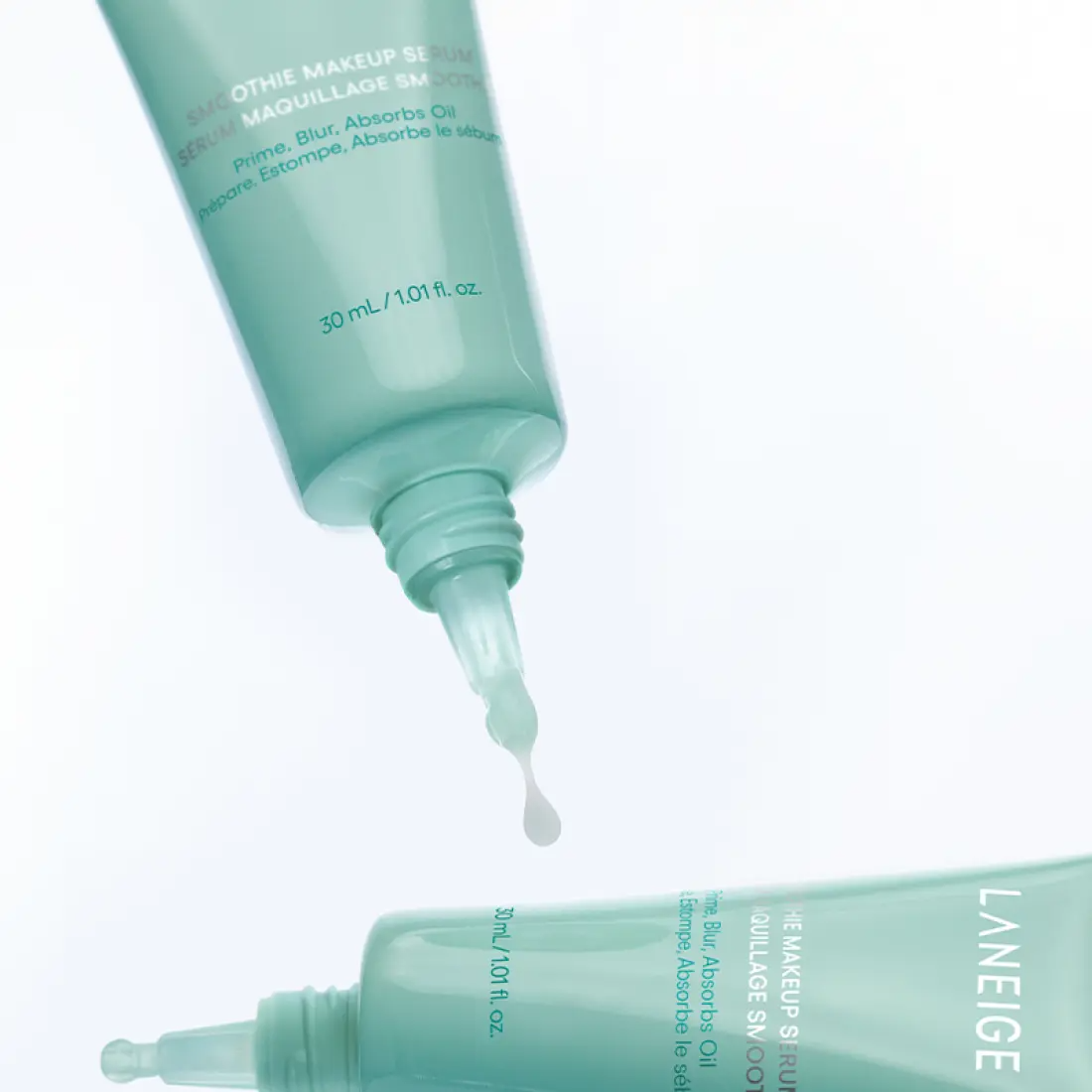 LANEIGE Smoothie Makeup Serum 30ml, tube vert sur fond clair, vue rapprochée du sérum maquillage hydratant LANEIGE.