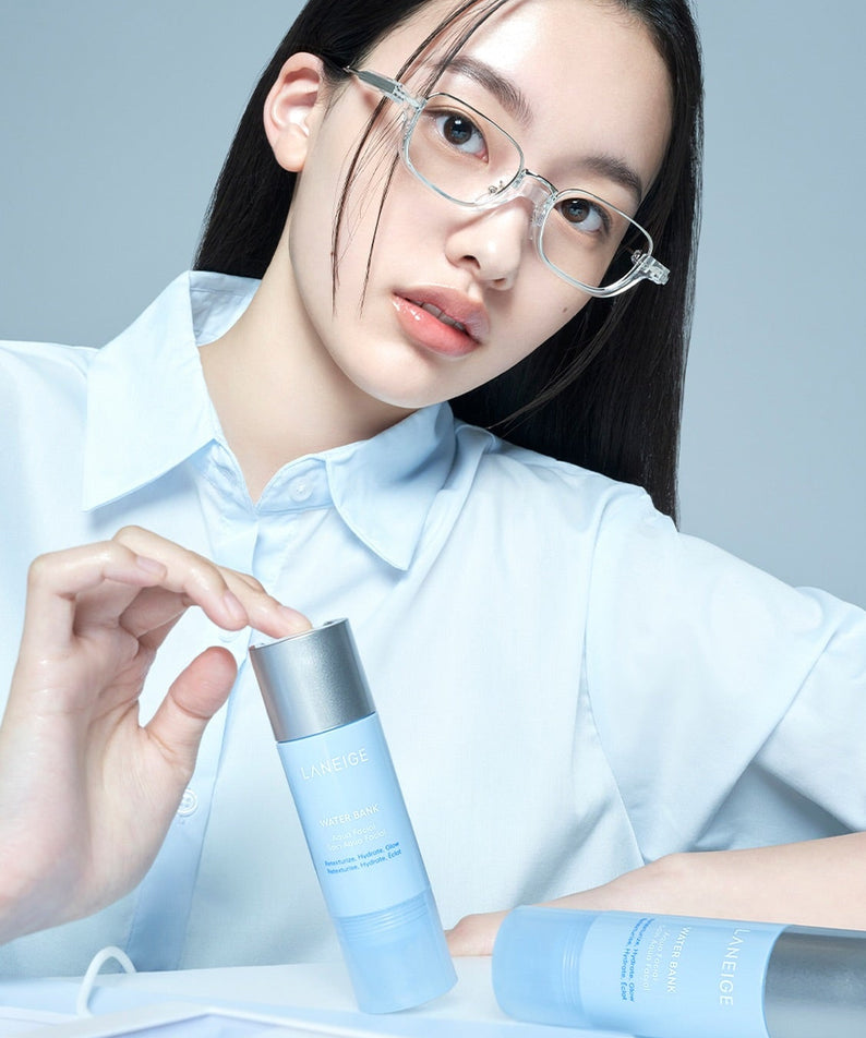 Décris l'image en français en mentionnant le produit, la marque et le contexte visuel : LANEIGE Water Bank Aqua Facial Serum 30ml