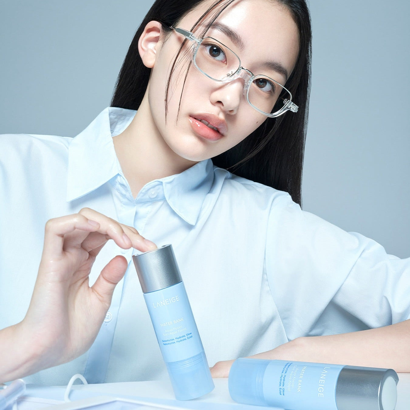 Décris l'image en français en mentionnant le produit, la marque et le contexte visuel : LANEIGE Water Bank Aqua Facial Serum 30ml
