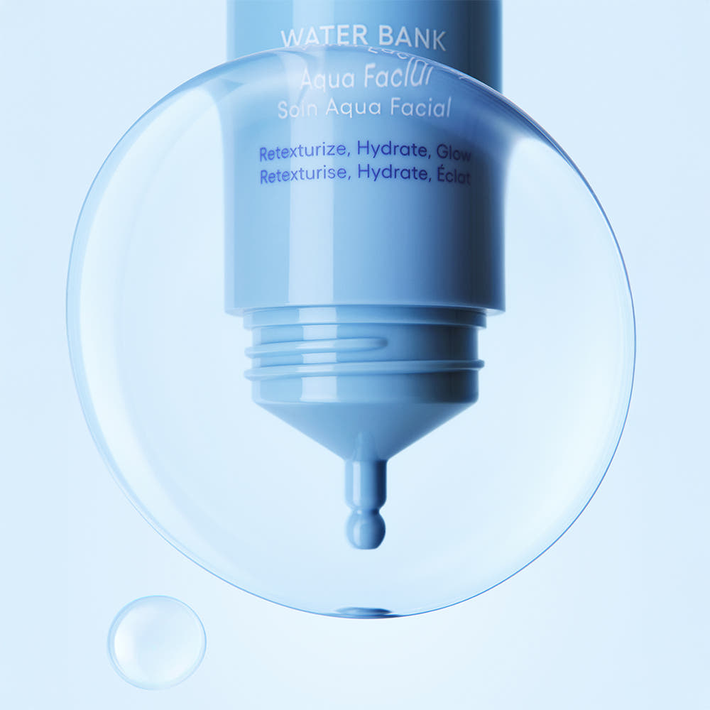 Décris l'image en français : LANEIGE Water Bank Aqua Facial Serum 30ml, flacon bleu sur fond aquatique, ambiance hydratation.
