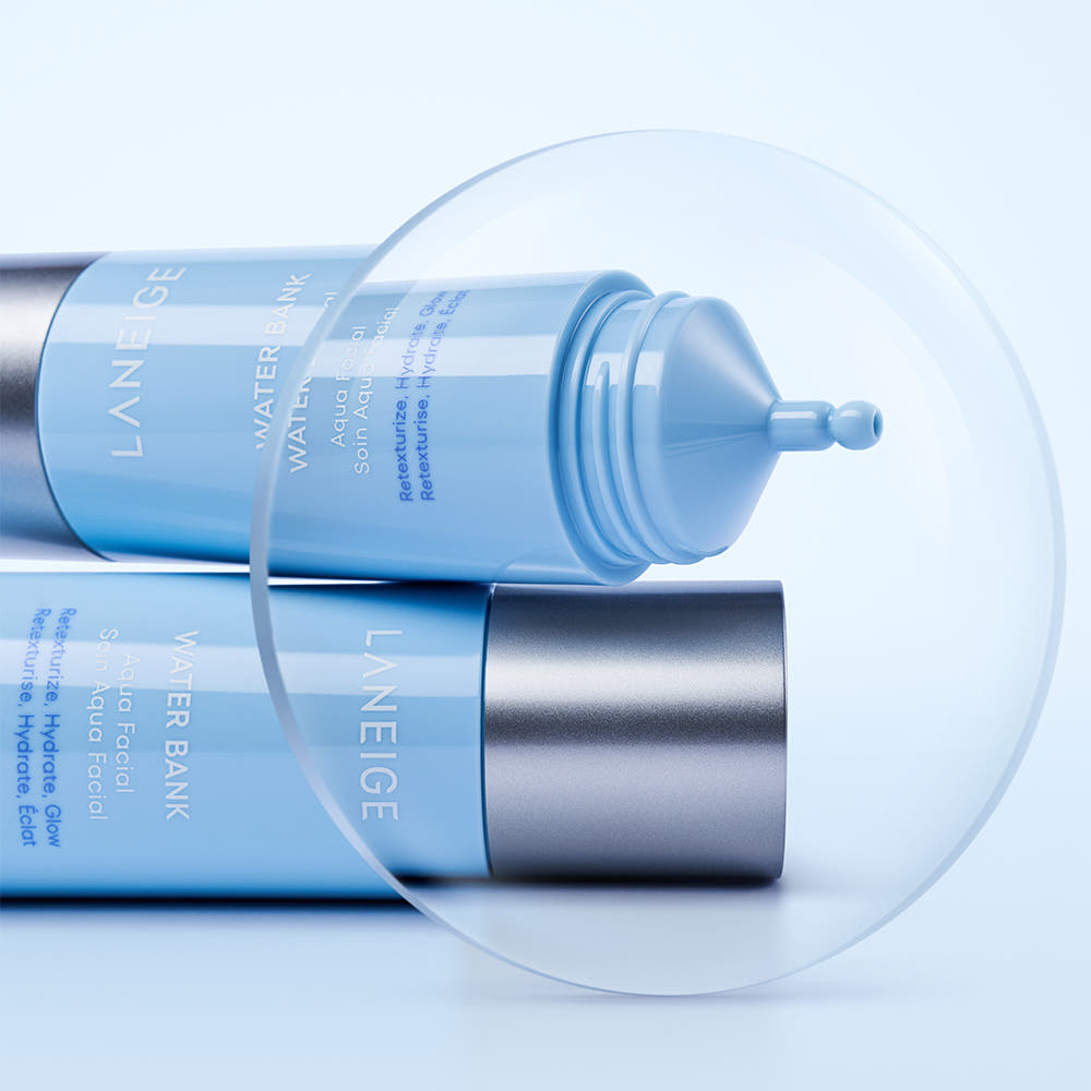 Décrivez l'image en français : LANEIGE Water Bank Aqua Facial Serum 30ml, sérum bleu, posé sur fond clair, détail bouteille.