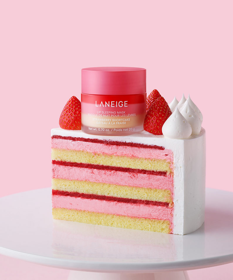 LANEIGE Lip Sleeping Mask EX Strawberry Shortcake 20g sur une tranche de gâteau, design captivant et gourmand.