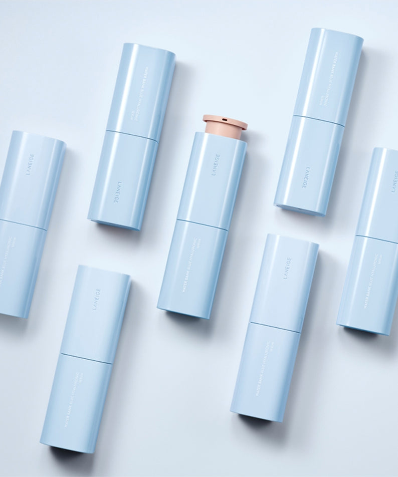 Produits de soin LANEIGE Water Bank Blue Hyaluronic Serum 50ml sur fond clair.