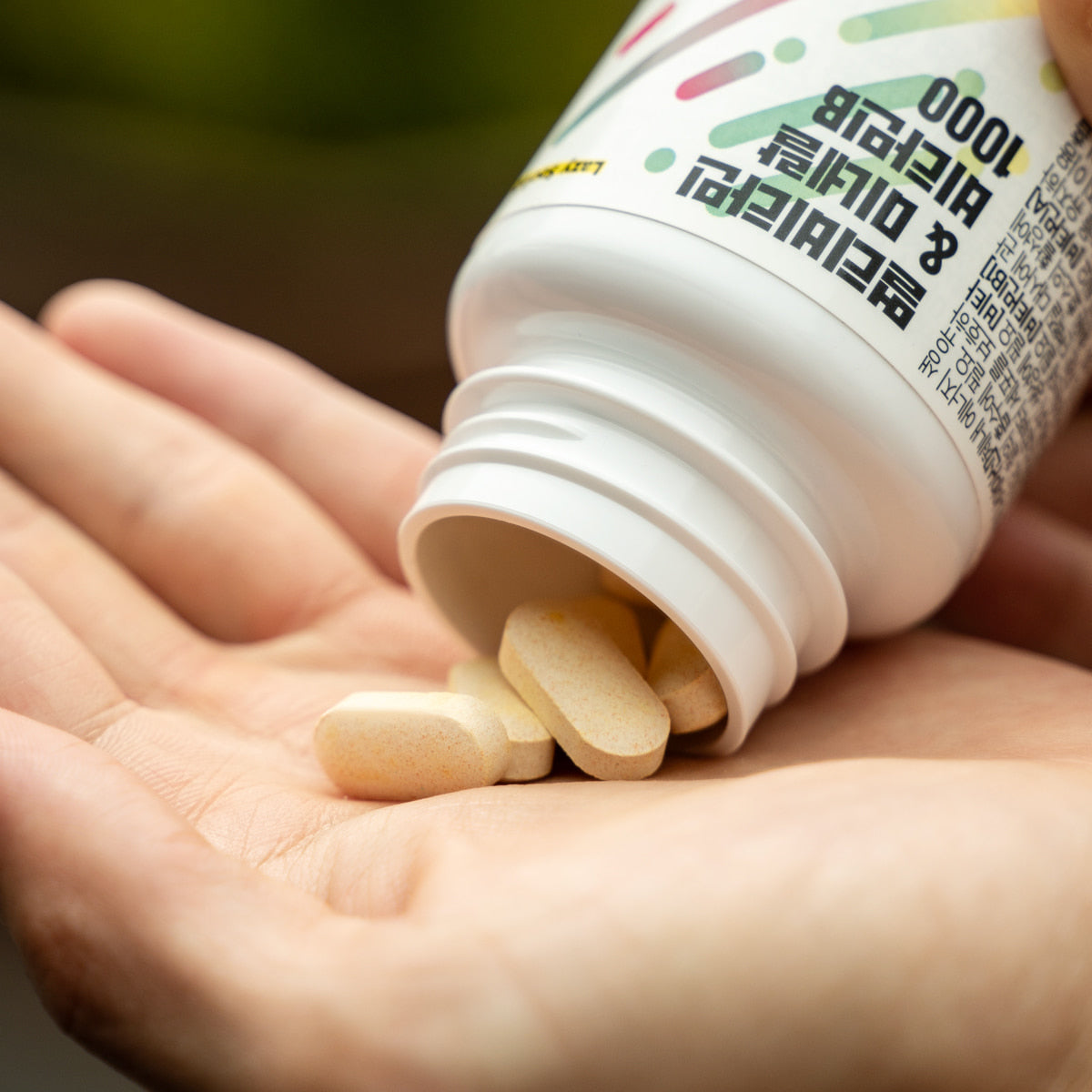 LAZY SOCIETY 1 Black + Multivitamin Set, marque Lazy Society, comprimés versés sur la main, fond flou, gros plan