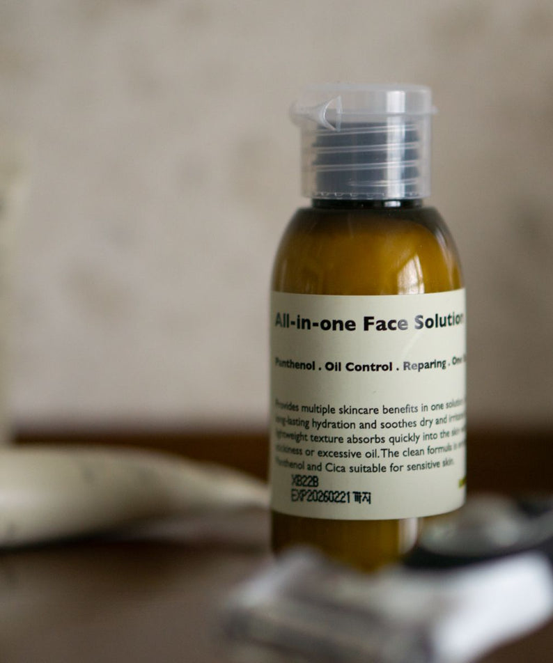 LAZY SOCIETY ALl-in-One Face Solution 50ml, flacon sur fond salle de bain, marque et contexte visuel, cosmétique skincare