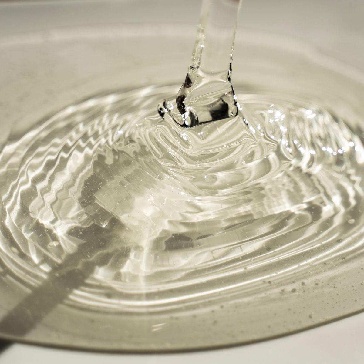 LAZY SOCIETY All-in-One Deep Scent Wash 300ml : bouteille versant un jet dans un bac d’eau, visuel produit.