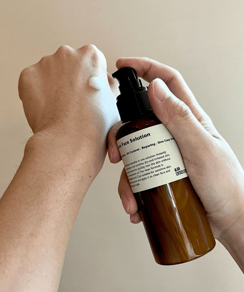 LAZY SOCIETY All-in-One Face Solution 150g, flacon tenu en main sur fond clair, présentation produit cosmétique