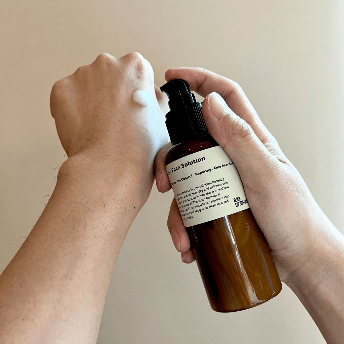LAZY SOCIETY All-in-One Face Solution 150g, flacon tenu en main sur fond clair, présentation produit cosmétique