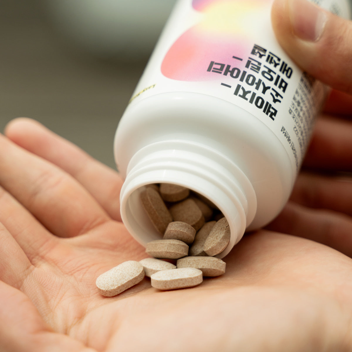 LAZY SOCIETY Biotin Essentail Wholesale : flacon et comprimés sur main, marque LAZY SOCIETY, contexte bien-être.