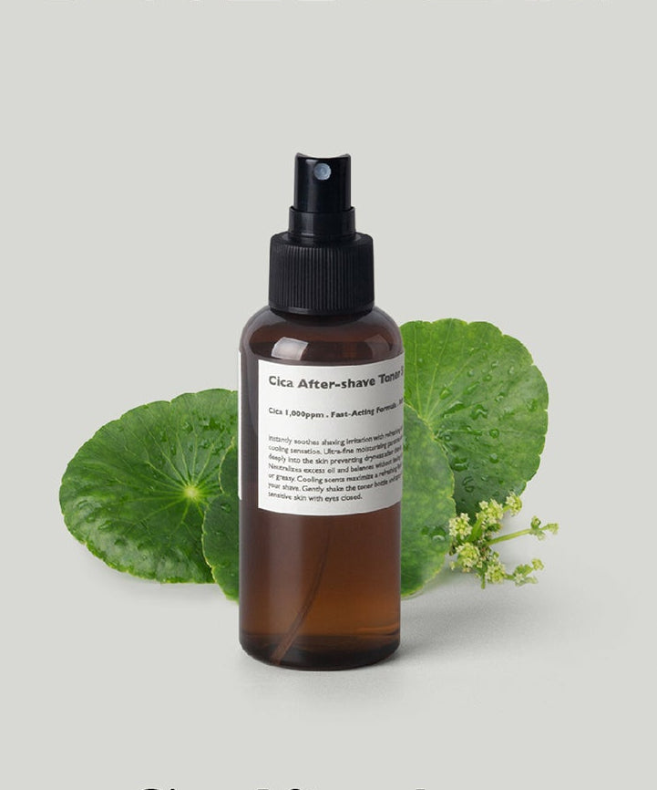 LAZY SOCIETY Cica Aftershave Toner Spray 120ml, spray après-rasage sur fond clair, feuille de cica verte en décor.