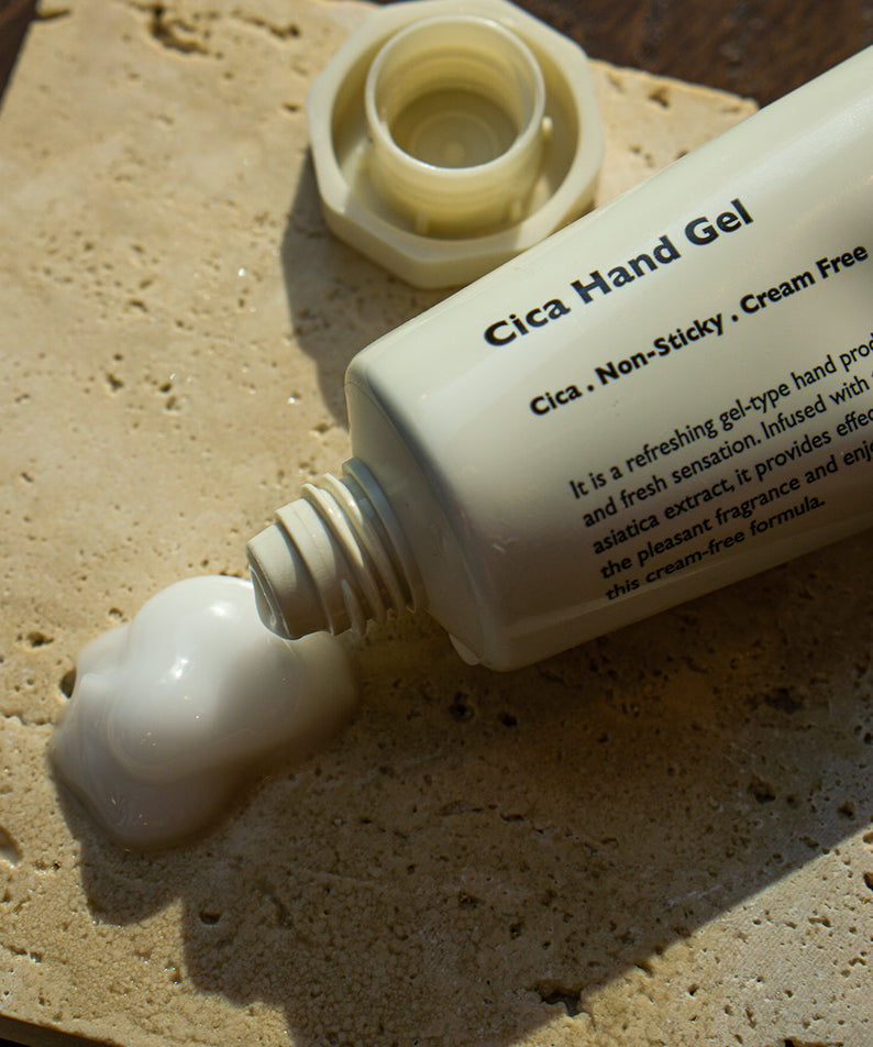 LAZY SOCIETY Cica Hand Gel 50ml, tube de gel hydrogel à la cica sur sable, visuel produit en plein air.