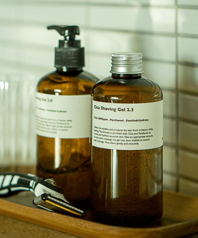 LAZY SOCIETY Cica Shaving Gel 2.3 250ml, flacon dans une salle de bain, ambiance spa, marque visible sur l’étiquette.