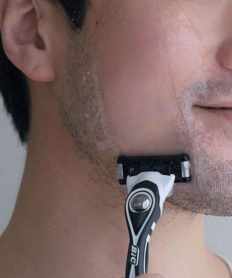 LAZY SOCIETY Cica Shaving Gel 2.3 250ml, gel de rasage sur visage masculin en gros plan avec rasoir.
