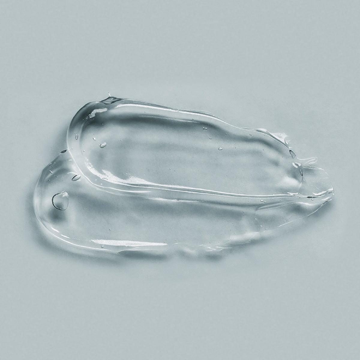 LAZY SOCIETY Cica Shaving Gel 2.3 50ml, gel transparent sur fond bleu clair, marque en contexte beauté