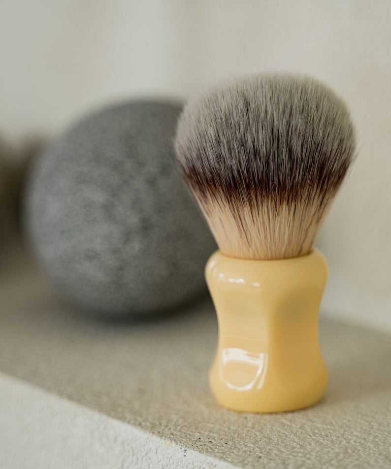 LAZY SOCIETY Classic Shaving Brush en gros plan, brosse à barbe sur serviette grise, marque LAZY SOCIETY, salle de bain