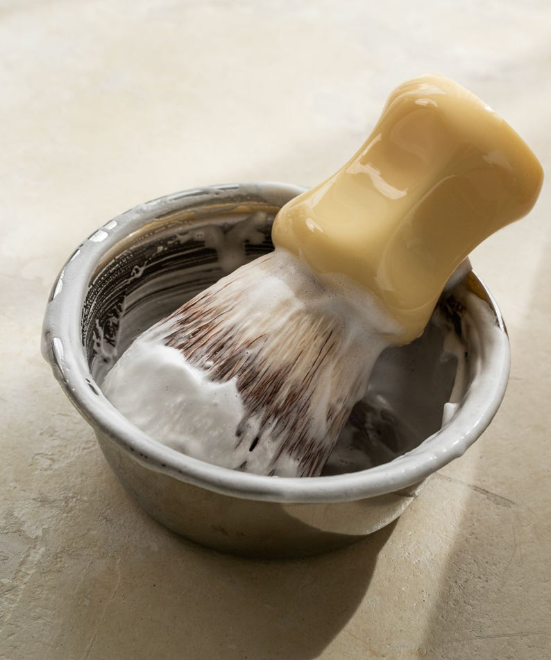 LAZY SOCIETY Classic Shaving Brush : mousse appliquée au rasage, brosse tenue sur un bol en céramique, décor salle de bain