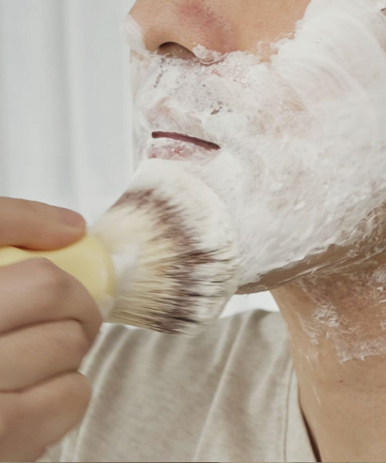 LAZY SOCIETY Classic Shaving Brush, rasage traditionnel : main utilisant la brosse sur la mousse, salle de bain