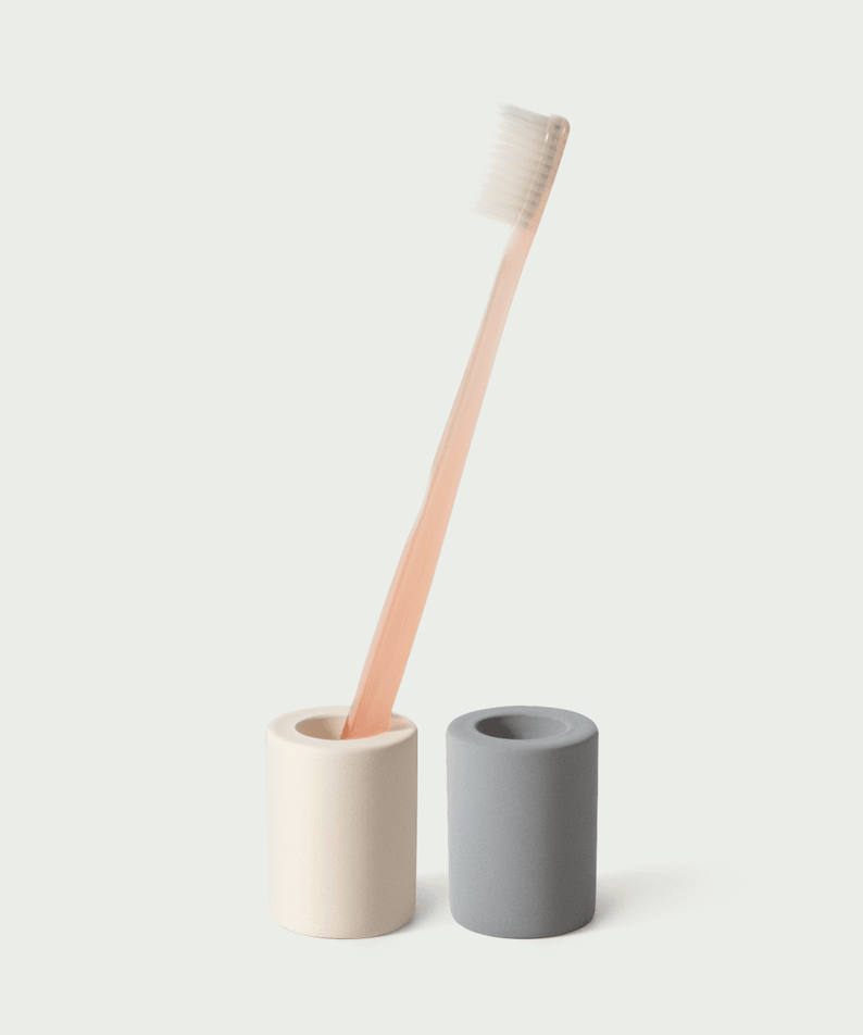 LAZY SOCIETY Diatomaceous Earth Mini Holder, support minimaliste pour brosse, marque LAZY SOCIETY, fond clair, studio