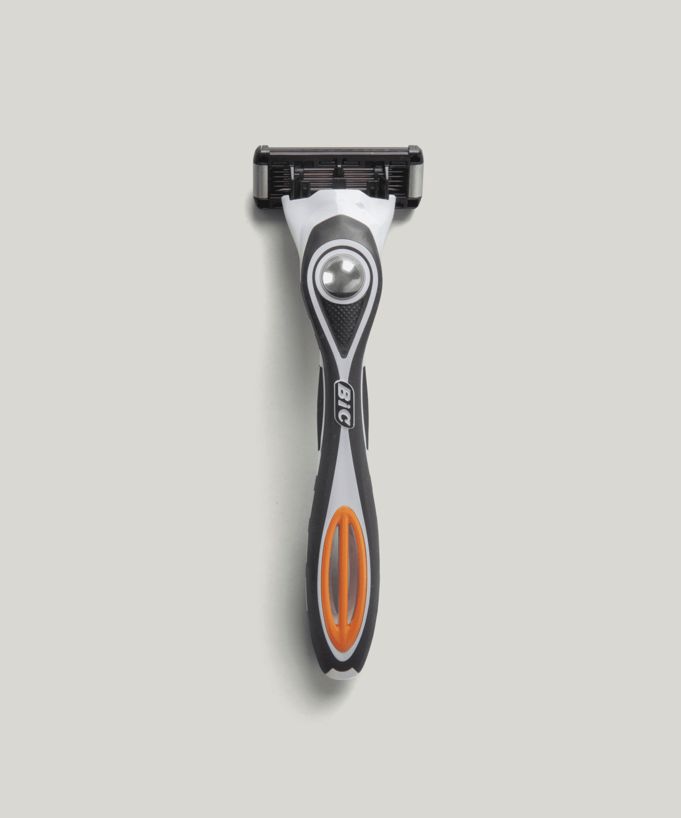 LAZY SOCIETY Experience Lit Set, rasoir noir et orange sur fond clair, produit de la marque LAZY SOCIETY, image studio