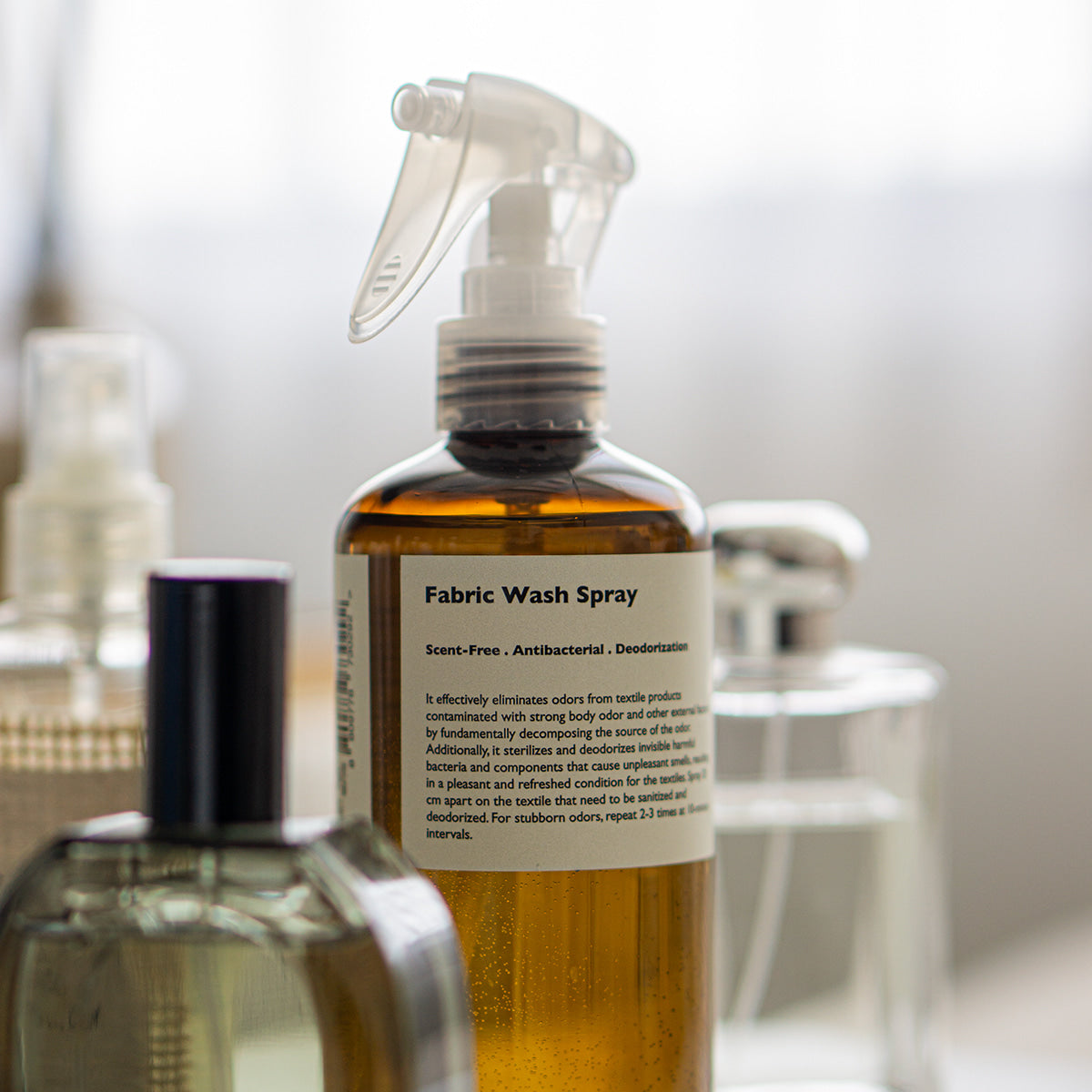 LAZY SOCIETY Fabric Fresh Spray 300ml, spray textile en gros plan, marque visible sur l’étiquette, décor salle de bain