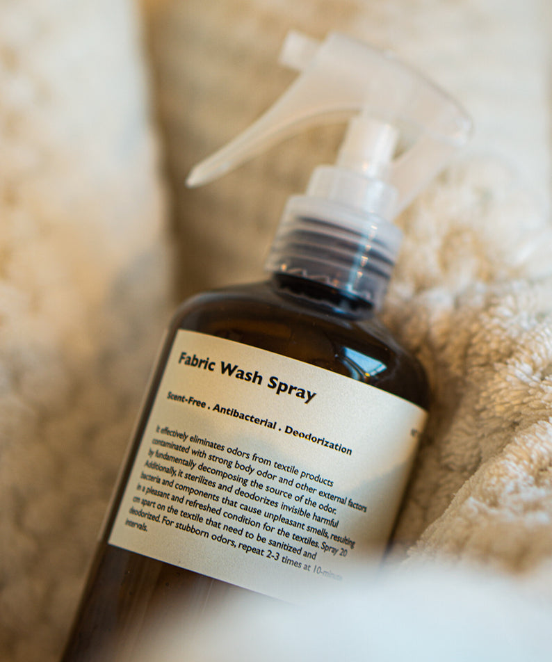 LAZY SOCIETY Fabric Fresh Spray 300ml, flacon à spray sur tissu clair, marque visible, contexte bain/lavage.