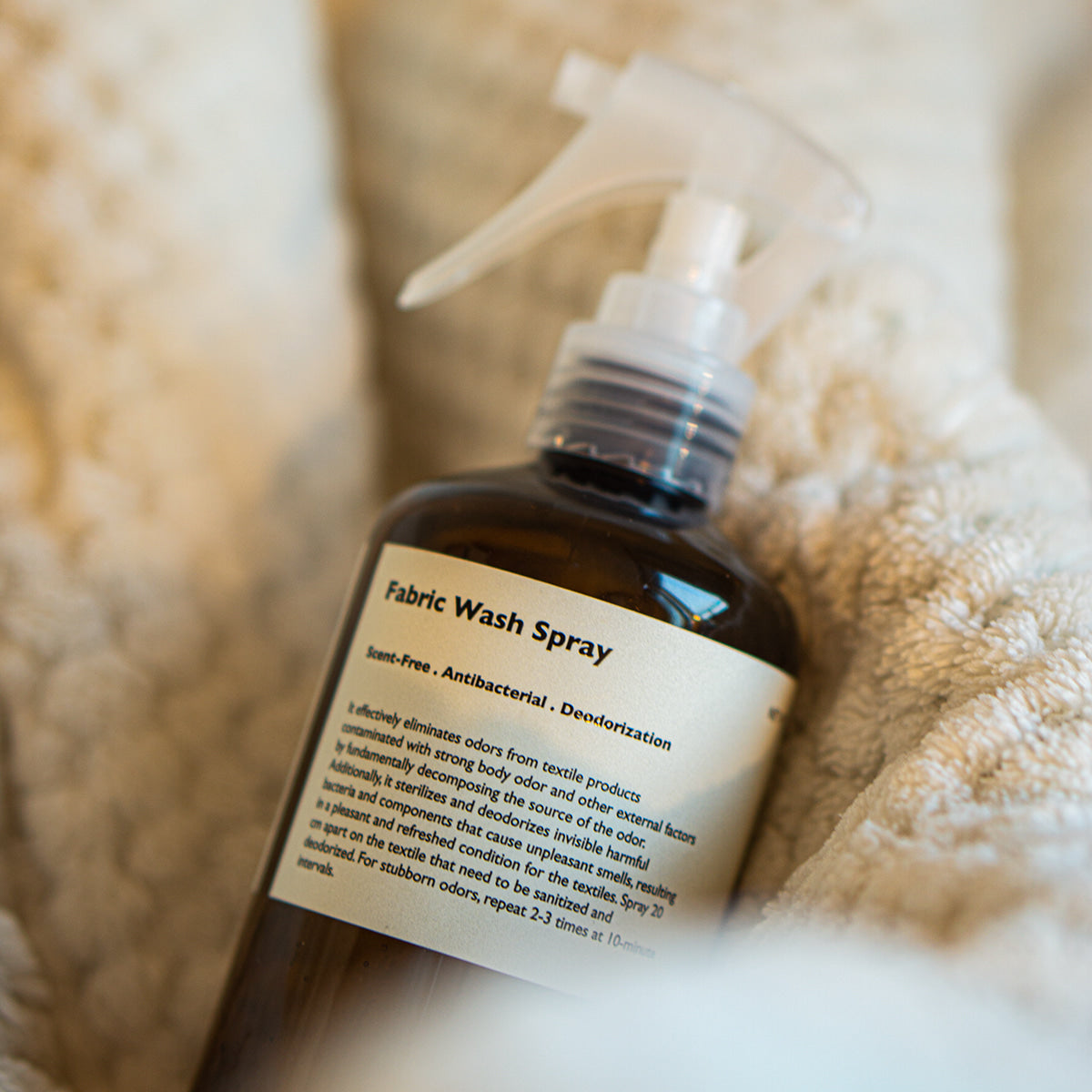 LAZY SOCIETY Fabric Fresh Spray 300ml, flacon à spray sur tissu clair, marque visible, contexte bain/lavage.