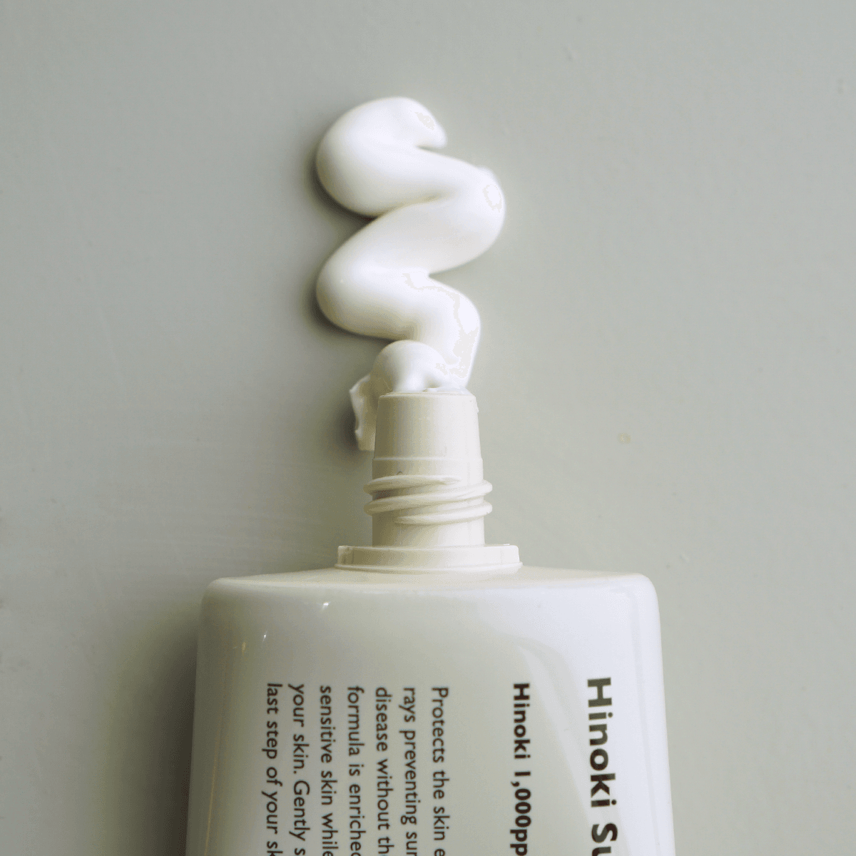 LAZY SOCIETY Hinoki Sunscreen SPPF 50+ PA+++ 50ml, flacon crème solaire sur fond neutre, contexte minimaliste.