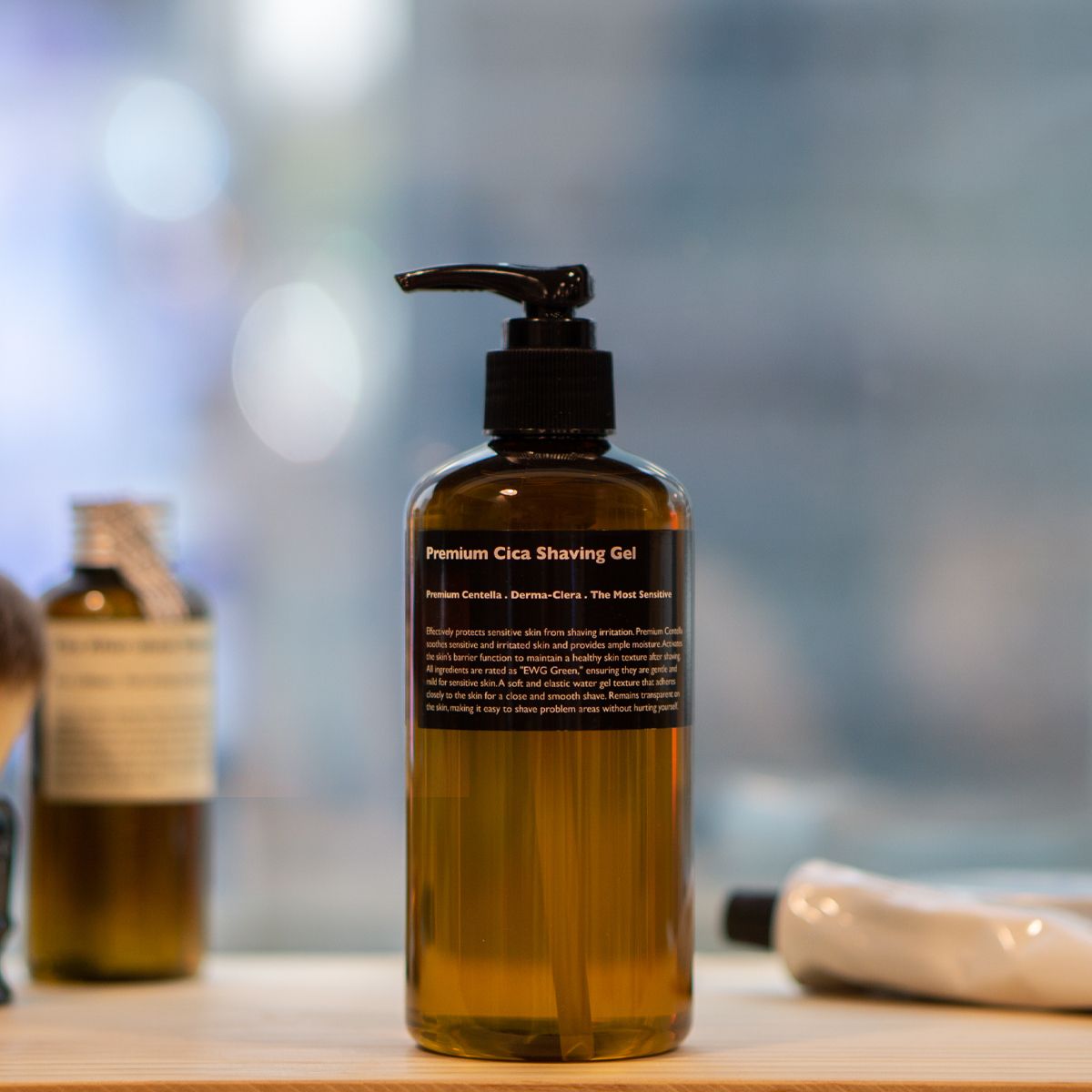 LAZY SOCIETY Premium Cica Shaving Gel 300ml, marque sur flacon de gel à raser, salle de bain moderne, fond flou