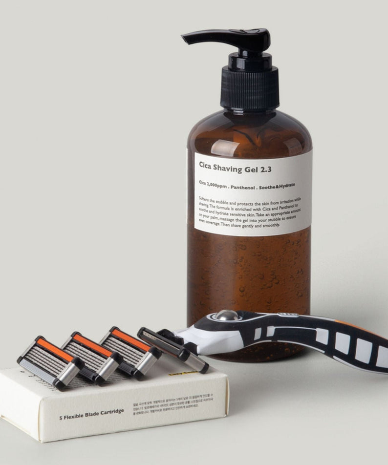 LAZY SOCIETY Shaving Set 24 Packs : rasoir noir et gel à la main, flacon brun, accessoires sur fond clair.