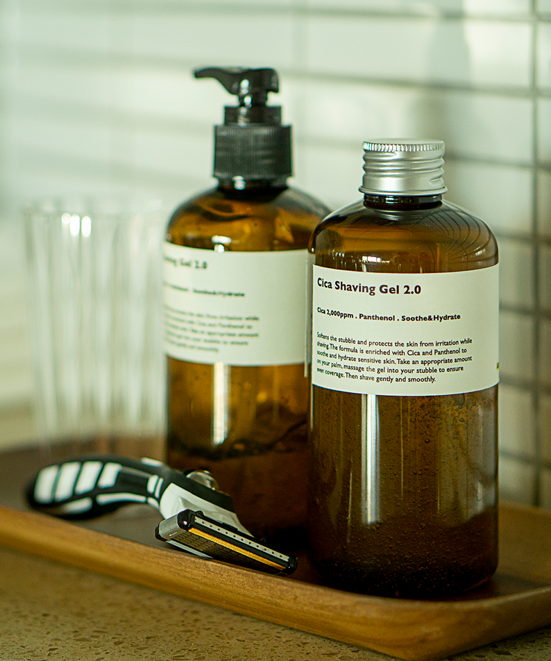 LAZY SOCIETY Shaving Set 8 Pieces sur planche bois, flacons et rasoirs en salle de bain, marque LAZY SOCIETY